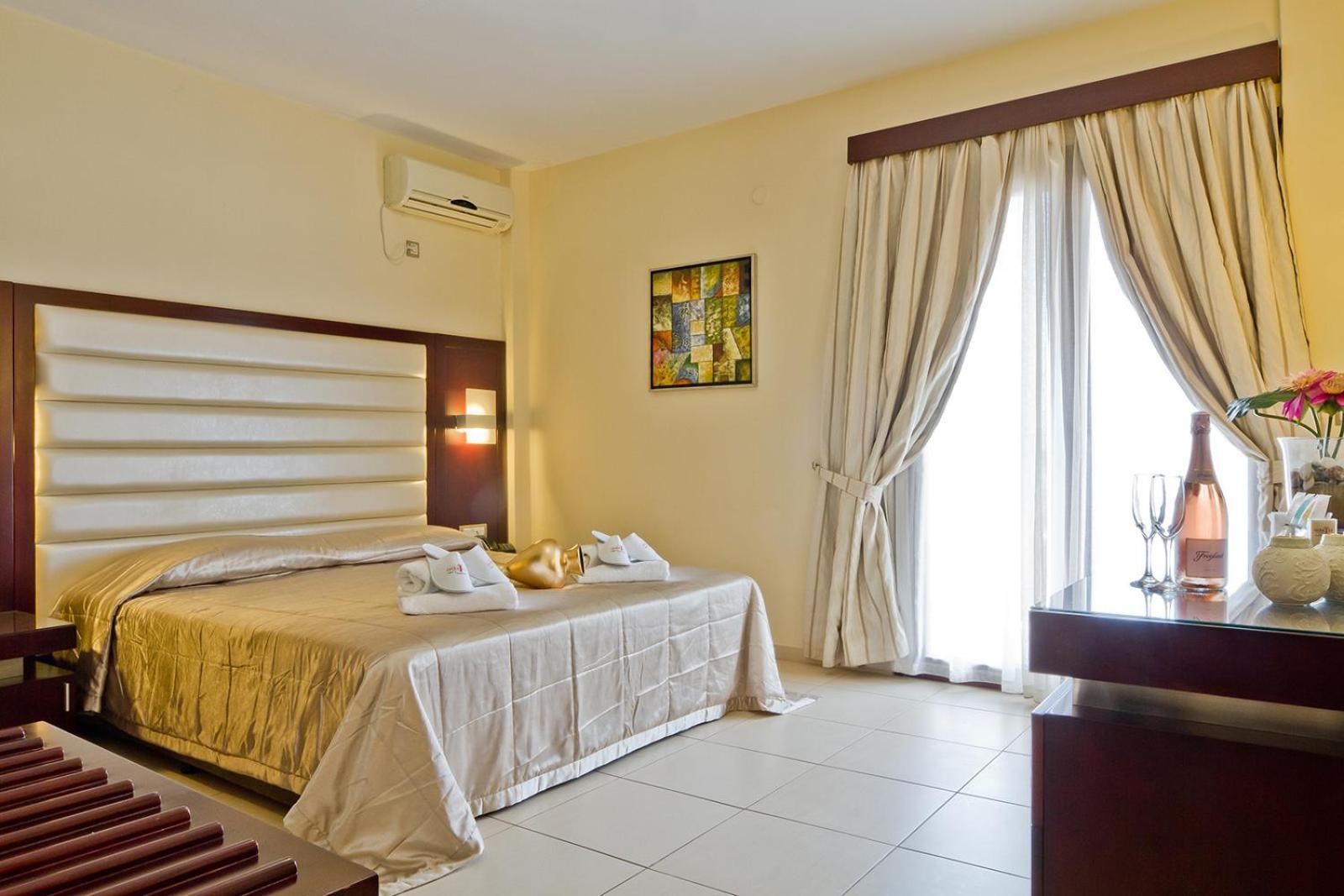 Socrates Hotel Apartments Karpathos Bagian luar foto